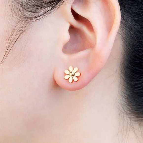 18k Gold Plated Daisy Flower Earrings - Picture 6 of 8
